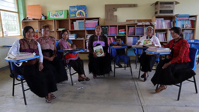 Beratungssituation in einem Studienkreis mit zweisprachigen Ausbildern, Beratern und Erziehern, DVV International Mittelamerika