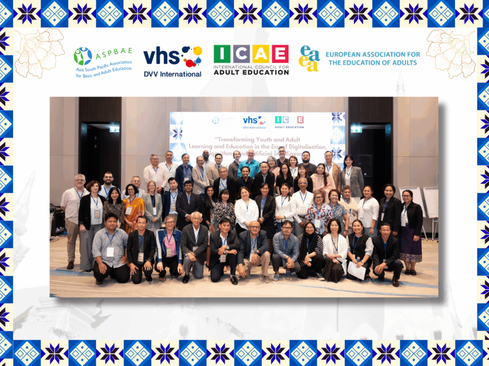 Mehrere Personen posieren für ein Gruppenbild.