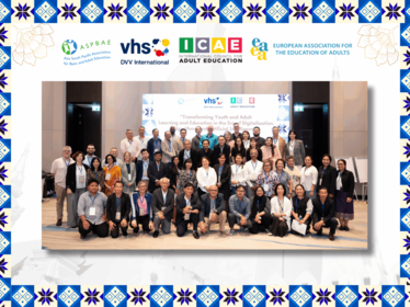 Mehrere Personen posieren für ein Gruppenbild.