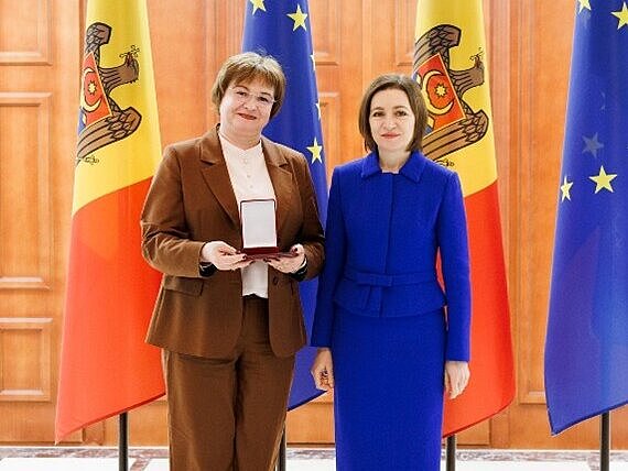 Zwei Frauen posieren für ein Foto.