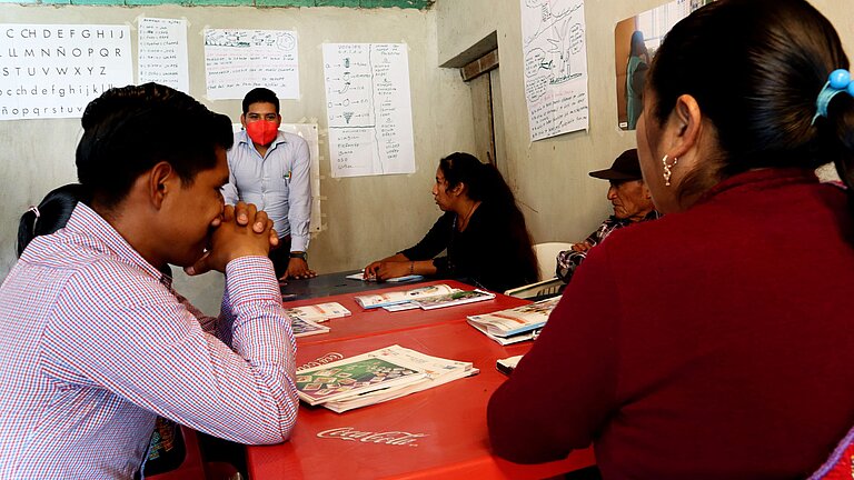 Beratung im Studienkreis im Rahmen des indigenen bilingualen Modells, DVV International Mittelamerika