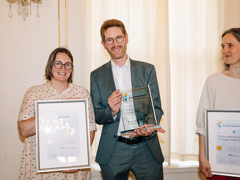 Die PreisträgerInnen der vhs Reutlingen stehen nebeneinander und halten ihre Auszeichnung und Urkunde in den Händen.