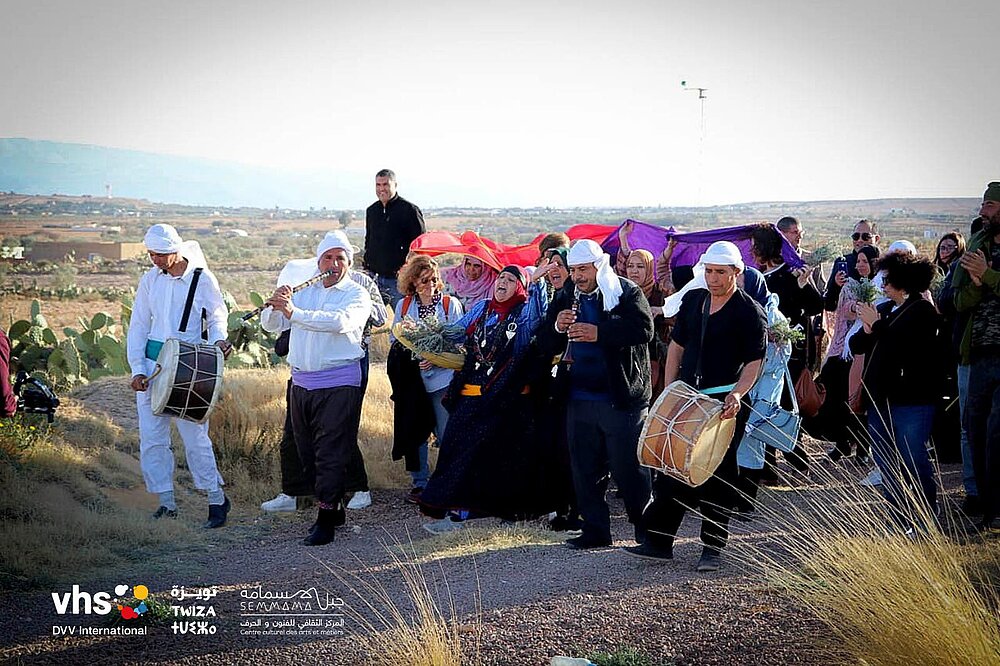 [Translate to English:] Musicians walking