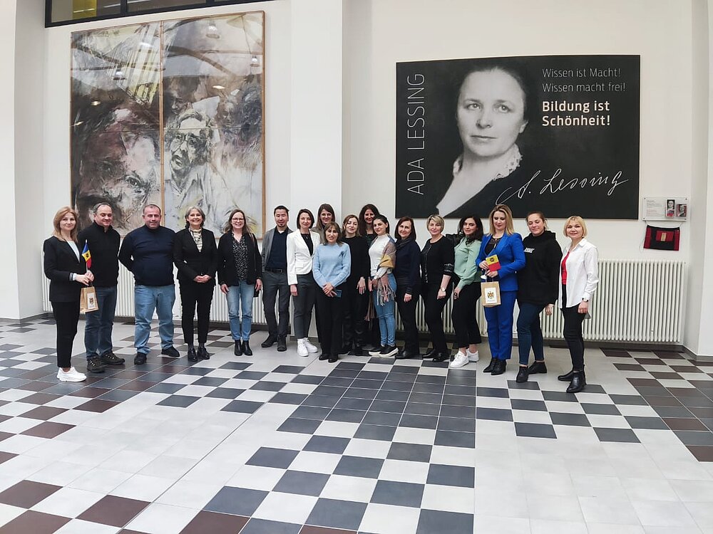  Group in front of Ada Lessing's portrait, vhs Hanover