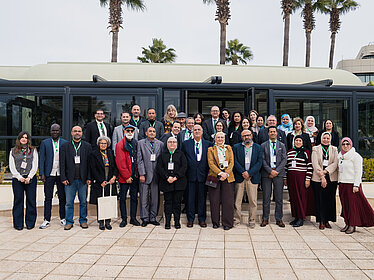 Mehrere Personen posieren für ein Gruppenbild.