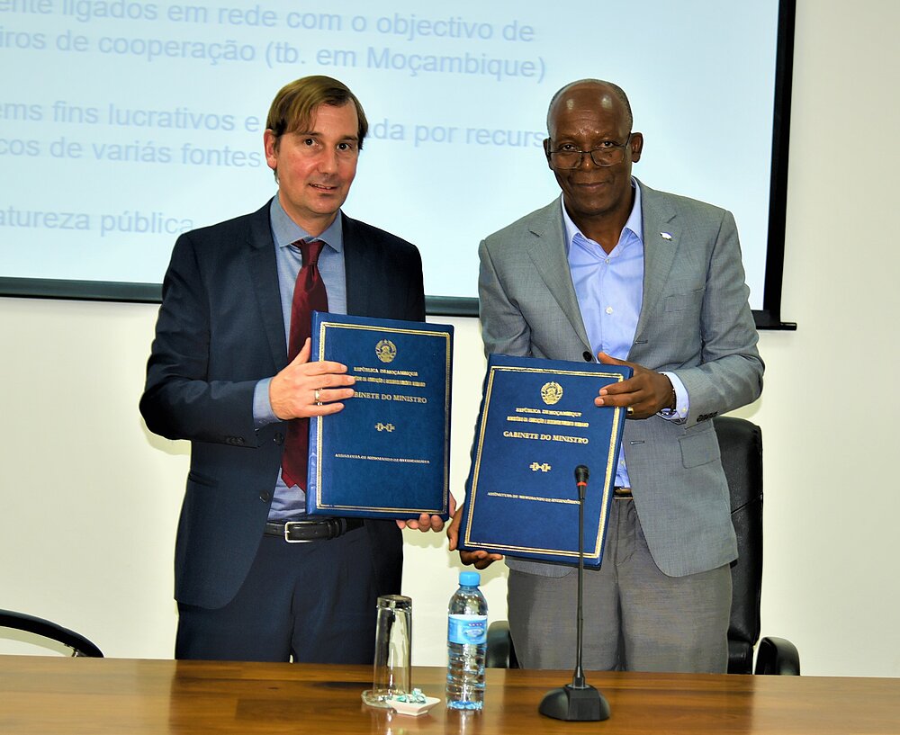 Christoph Jost and Dr. Abdel Fernandes de Assis presenting the treaty