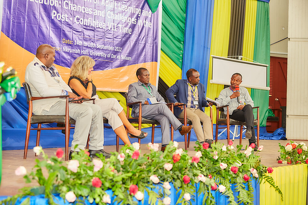 Personen auf der Bühne im Gespräch vor Publikum