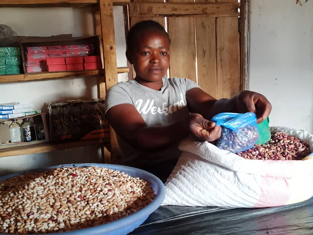 A woman sells beans. She is a beneficiary of the project Integrated Adult Education for Entrepreneurship implemented by DVV International© Angella Phiri