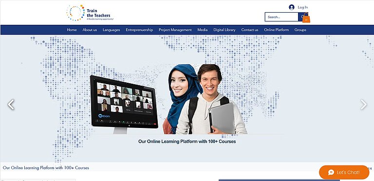 Eine junge Frau mit Kopftuch und ein junger Mann mit Laptop stehen vor einer stilisierten Weltkarte. Neben ihnen zeigt ein Monitor eine Online-Videokonferenz mit vielen Teilnehmenden. 