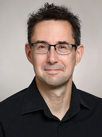 Ein Mann posiert für ein Porträtbild