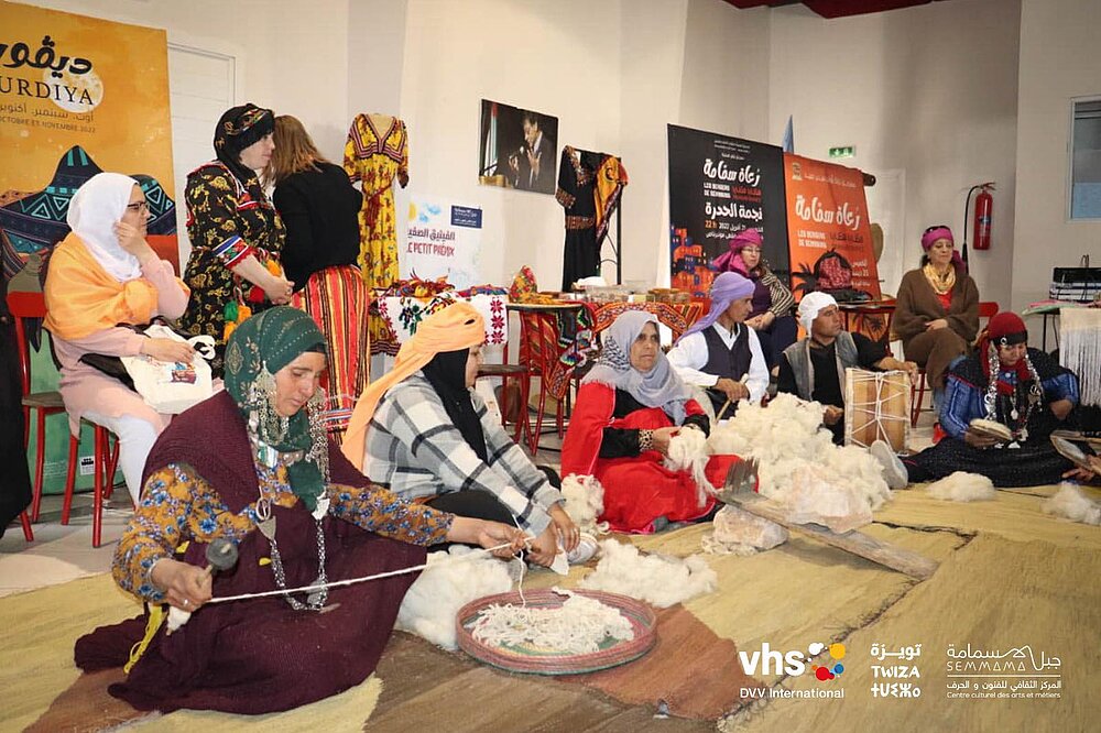 [Translate to English:] Women spinning with their hands