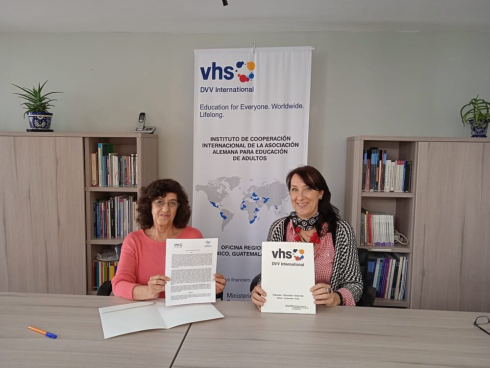 Director of CREFAL, Dr Mercedes Gabriela Vazquez Olivera, and Regional Director of DVV International in Mexico, Susanna Hess-Kalcher, with the signed agreements.