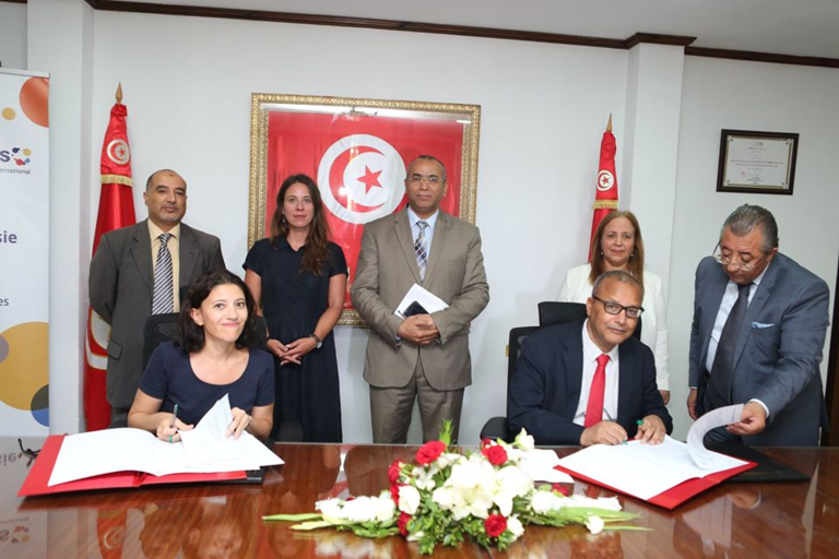 Signing ceremony of the cooperation agreement between DVV International Tunisia and the Agency for Agricultural Extension and Training on 4 June 2020.