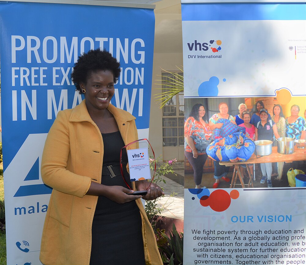 Wezzie Gausi with the DVV International Trophy for her reporting on adult education