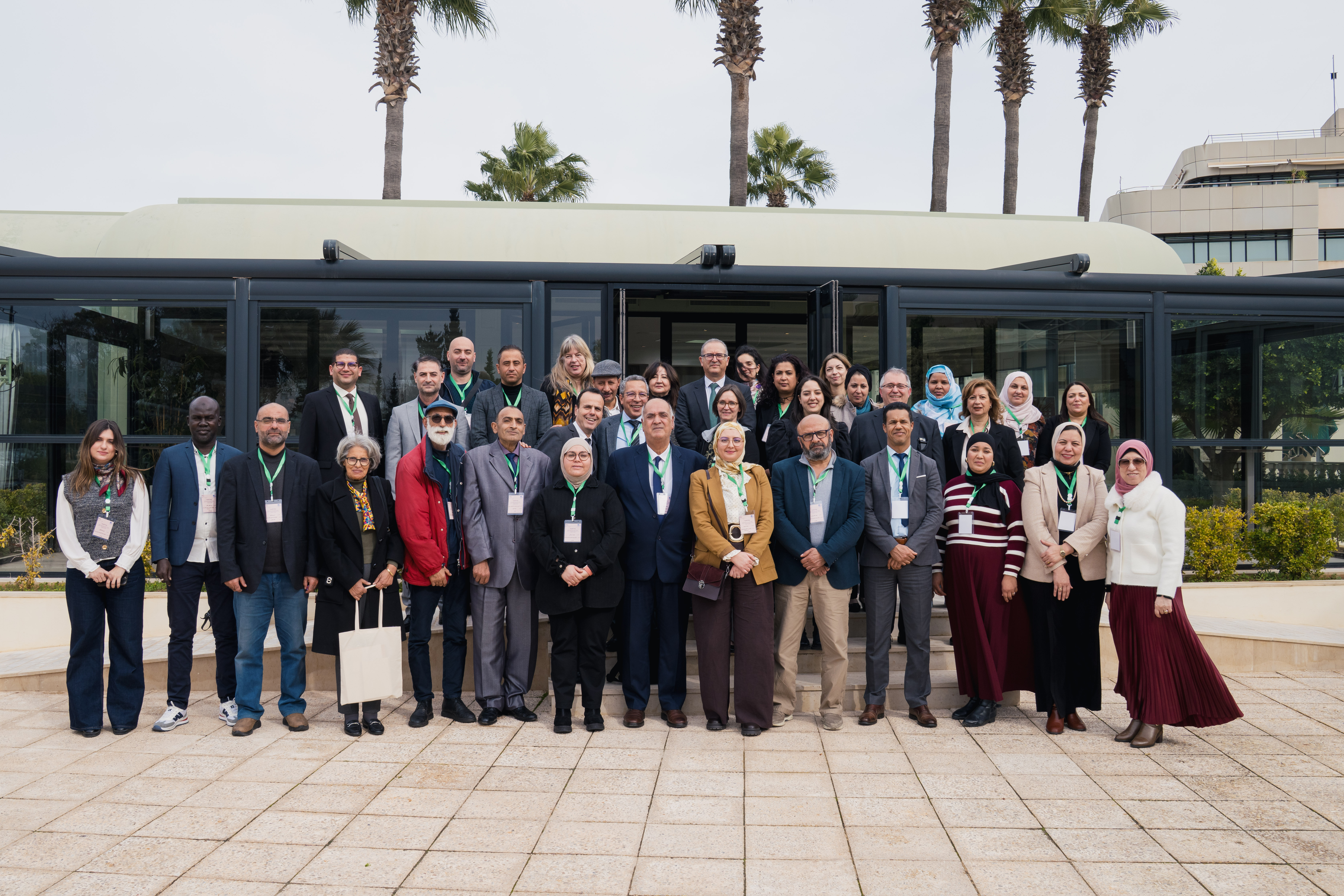 Mehrere Personen posieren für ein Gruppenbild.