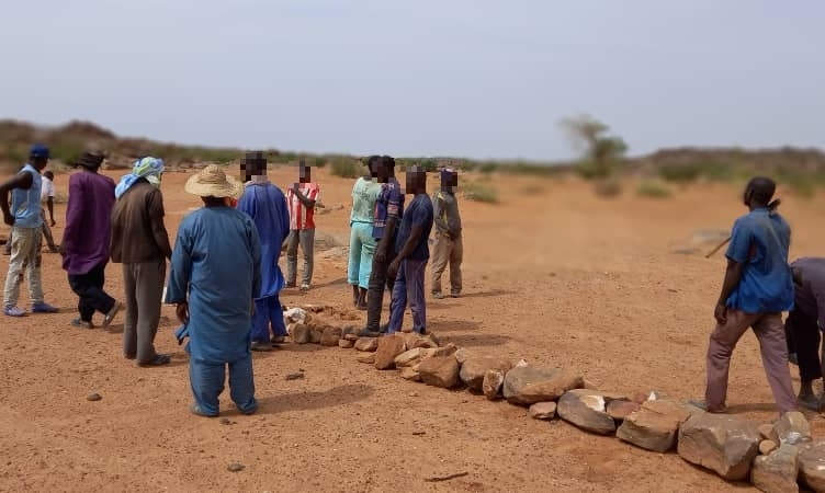 Dorfbewohner beim Bau der Steinmauer, DVV International Mali